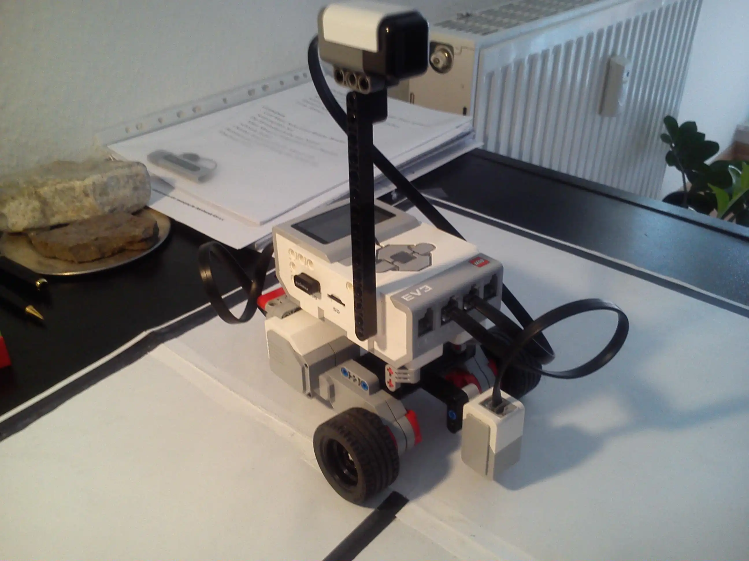 Download web tool or web app EV3 Robot solves a Maze to run in Linux online